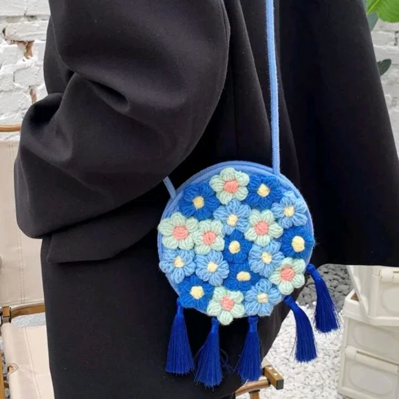 Blue Floral Graphic Crochet Crossbody Bag - Picture 4 of 6